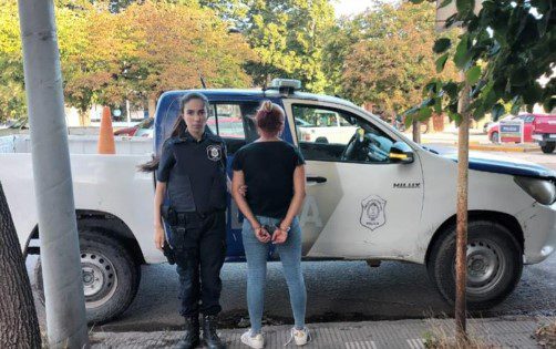 Aprehenden a una mujer que intentó atacar a su ex pareja con una botella