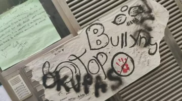 Aparecieron pintadas con insultos en el edificio de las gemelas marplatenses en Barcelona