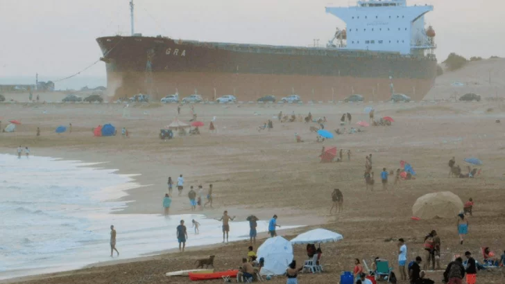 Postales de verano: la vista desde la playa de un enrome buque ingresando a puerto