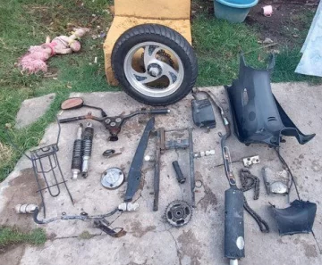Secuestran un revolver y piezas de motos que habían sido robadas