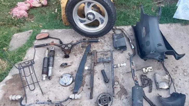 Secuestran un revolver y piezas de motos que habían sido robadas