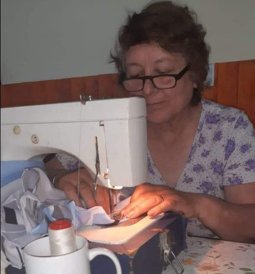 Las mujeres del Centro de Jubilados de Quequén cosieron sábanas para el hospital
