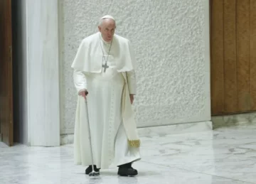 El papa Francisco “mejora progresivamente” y permanecerá internado