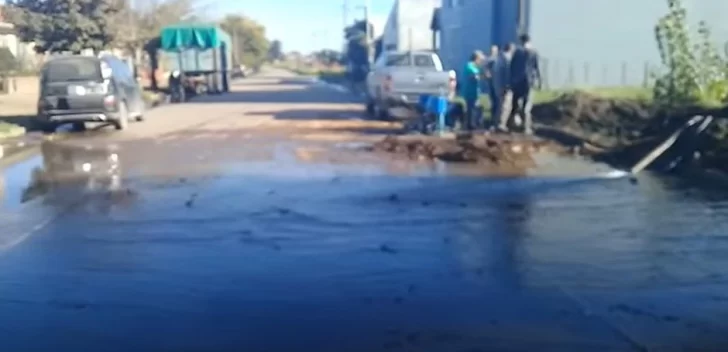 Trabajan en la reparación de un caño maestro que dejó sin agua a una barriada