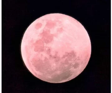 El fenómeno de la luna rosa que engalana el cielo esta noche