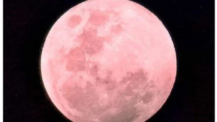 El fenómeno de la luna rosa que engalana el cielo esta noche