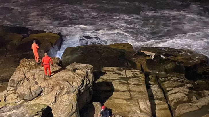 Buscan en el mar a un hombre que cayó desde las rocas cuando era perseguido por la policía