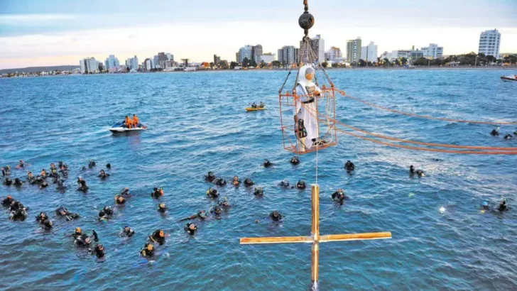 Cómo es el Vía Crucis submarino, un evento único en el mundo y bendecido por el Papa