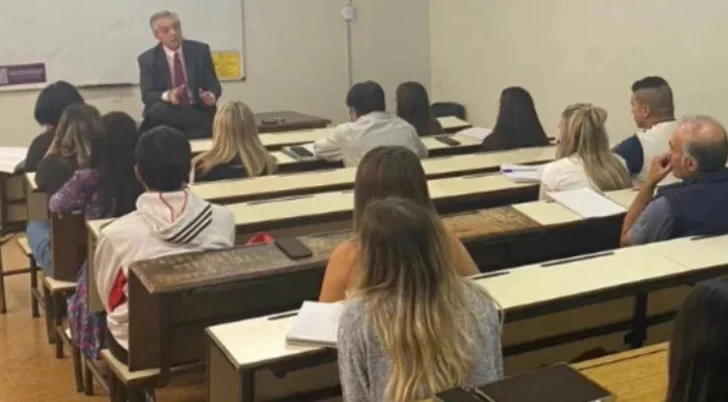 Alberto Fernández volvió a dar clases de Derecho en la UBA de manera presencial