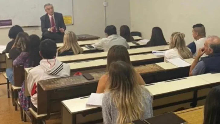 Alberto Fernández volvió a dar clases de Derecho en la UBA de manera presencial