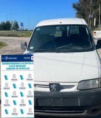 Encuentran estacionada en la vía pública una camioneta que había sido robada