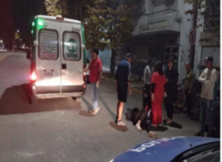 Ciclista trasladada al hospital tras chocar contra la puerta de un auto estacionado