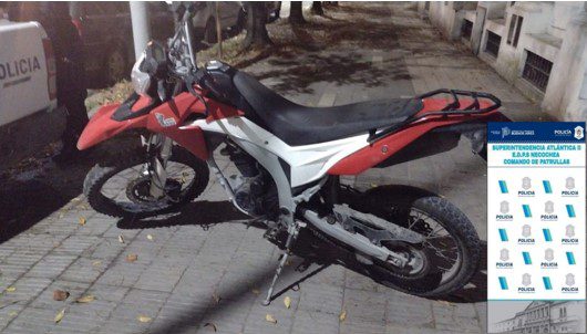 Persiguen y atrapan a dos delincuentes que se movilizaban en una moto robada