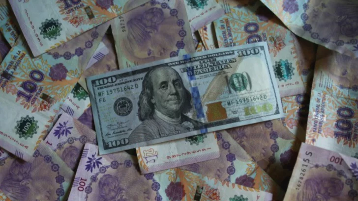 El Gobierno logró frenar al dólar blue tras diez días de suba