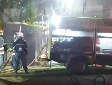 Incendio en una vivienda de 76 y 43. Dos vecinos son atendidos por la ambulancia