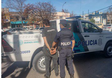 Agredió a su pareja e intentó lesionar a los policías con un cuchillo