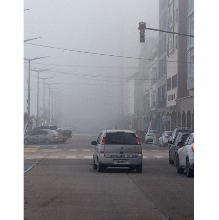 Se registra una densa niebla sobre la costa