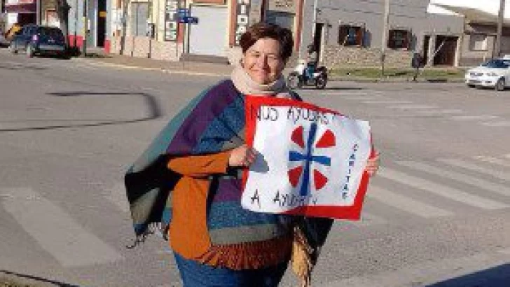 Pese al frío, el voluntariado de Cáritas dijo presente en los semáforos de la ciudad