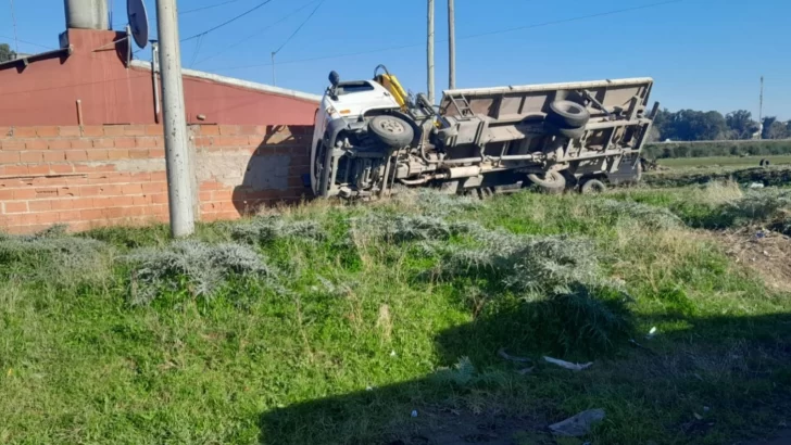 Volcó un camión mientras descargaba materiales en Quequén