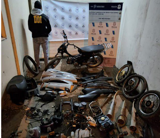 Desbaratan un desarmadero de motos robadas en Quequén