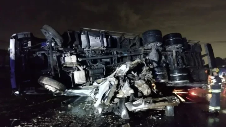 Tragedia en la ruta 36: un camión aplastó una camioneta y hay un muerto
