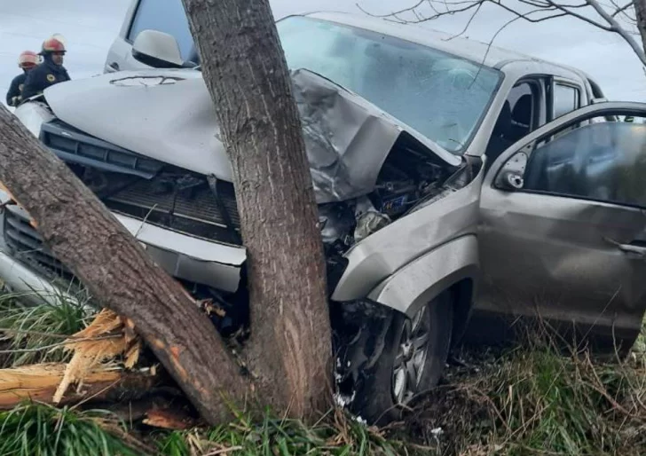 Una camioneta que trasladaba un carro con combustible despistó y chocó en ruta 73