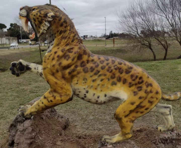 Se siguen sumando animales prehistóricos al Camino de Sirga: llegó el Tigre Diente de Sable