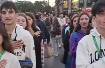 Estudiantes argentinos cantaron la Marcha de Malvinas frente al parlamento británico
