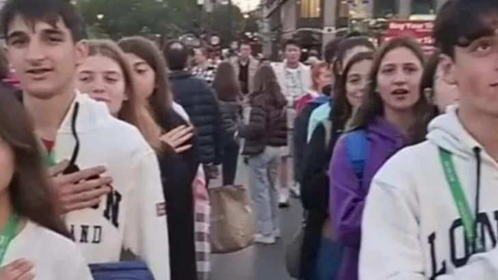 Estudiantes argentinos cantaron la Marcha de Malvinas frente al parlamento británico