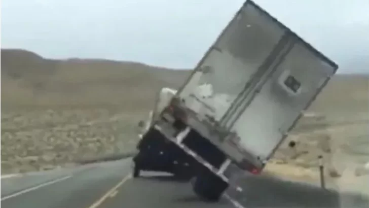 Azota el viento en Chubut volando techos y volcando camiones con acoplado