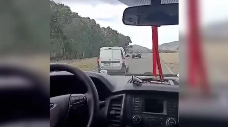 Filman a una conductora realizando peligrosas maniobras en la ruta hacia Sierra de la Ventana