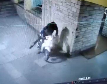 Buscan a delincuente que robó una moto y quedó registrado por las cámaras