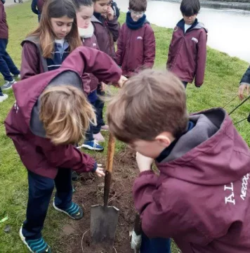 Alumnos de 4° grado plantaron árboles en el Paseo de la Ribera