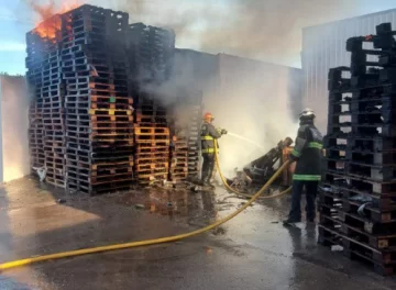 Incendio en una distribuidora de 57 y 22. Sólo daños materiales