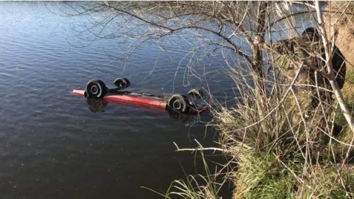 Hallan flotando en el río un vehículo que había sido robado esta mañana