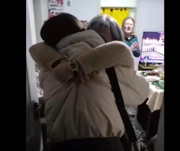 El conmovedor reencuentro con su mamá de una necochense que volvió de España de sorpresa