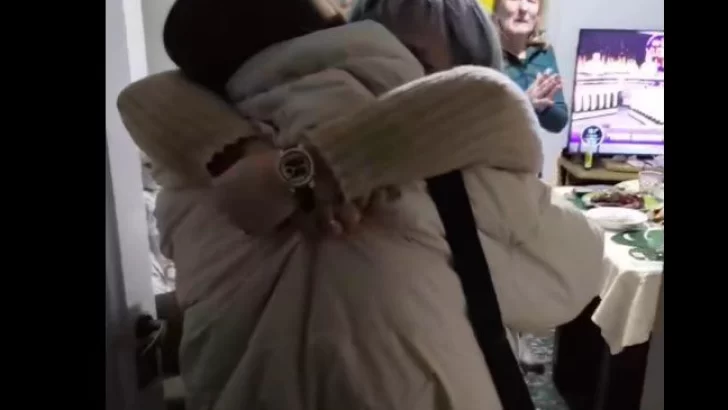 El conmovedor reencuentro con su mamá de una necochense que volvió de España de sorpresa