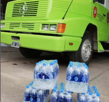 Distribuidora afectada por un incendio donó packs de agua al cuartel de bomberos