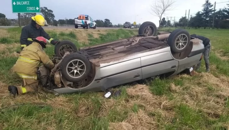 Volcó un auto en la ruta 226