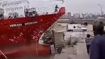 Un buque fuera de control chocó contra una escollera