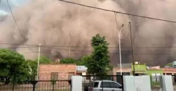 Video: una enorme tormenta de tierra sacudió a Chaco