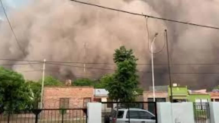 Video: una enorme tormenta de tierra sacudió a Chaco