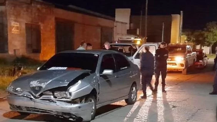 Destrozó un Alfa Romeo tras chocar contra un carro estacionado