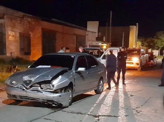 Destrozó un Alfa Romeo tras chocar contra un carro estacionado