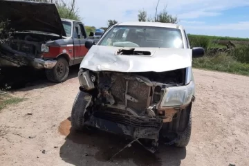 Choque entre dos camionetas en la zona rural. Tres personas heridas