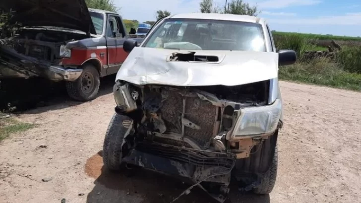 Choque entre dos camionetas en la zona rural. Tres personas heridas