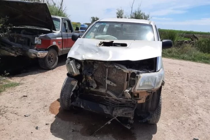 Choque entre dos camionetas en la zona rural. Tres personas heridas