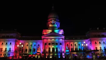 El Congreso con los colores del arcoíris en el Día del Activismo por la Diversidad Sexual