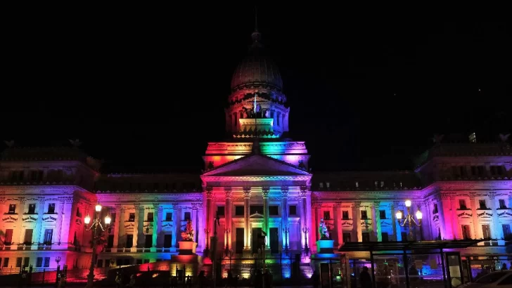 El Congreso con los colores del arcoíris en el Día del Activismo por la Diversidad Sexual