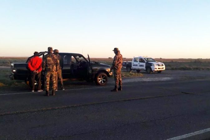 Iban de Mar del Plata a Benito Juárez y los paró la policía: tenían un arma